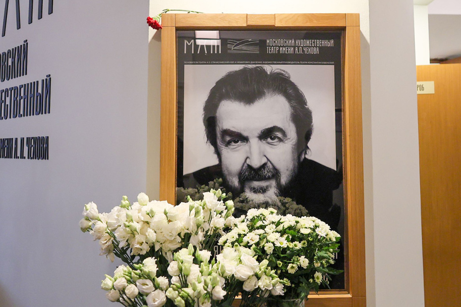 Цветы у портрета заслуженного артиста РФ Игоря Золотовицкого в Московском Художественном театре имени А. П. Чехова в Москве