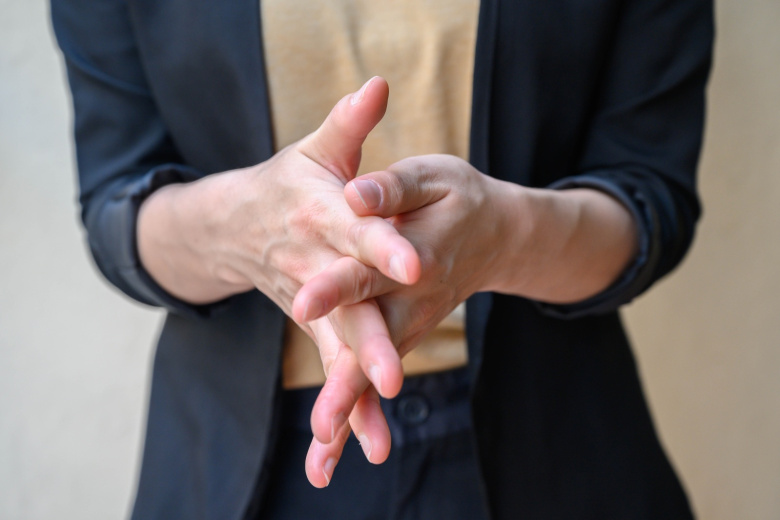 Как понять, что человек врет — изучаем лгунишек по жестам или взгляду