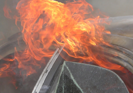 Тренер спас ребенка из горящей машины