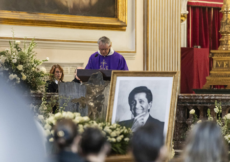 Красная роза, деревянный гроб, два мопса: как простились с Валентино в Риме