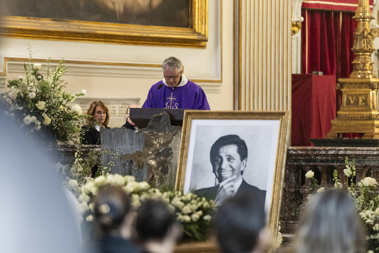 Церемония прощания с модельером Валентино Гаравани