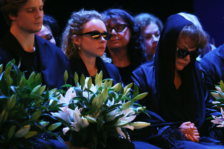 Слева направо. Внучка Валентины Талызиной (Анастасия) и дочь Валентины Талызиной (Ксения Хаирова) на церемония прощания с актрисой в Государственном академическом театре имени Моссовета