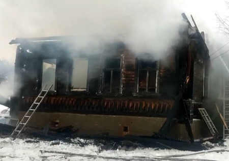 Спасатели обнаружили в частном доме сгоревших заживо троих человек