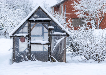 Зачем утеплять теплицу в мороз: способы, которые продлят жизнь вашему парнику