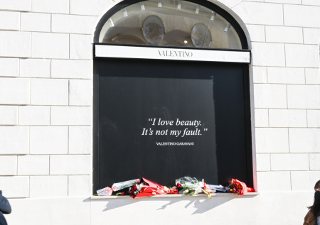 Появились кадры катафалка с гробом основателя модного дома Valentino