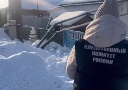 Девочка умерла во время игры в сугробе возле своего дома