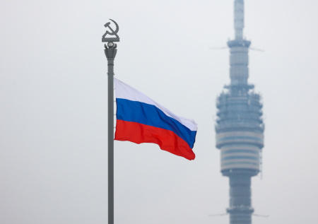 Останкинскую башню «сковали» иней и лед