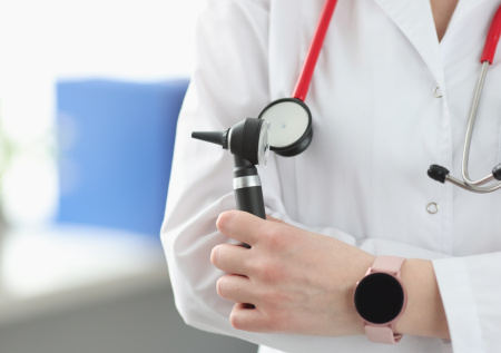 Россиянин два года проходил с куском беруши в ухе