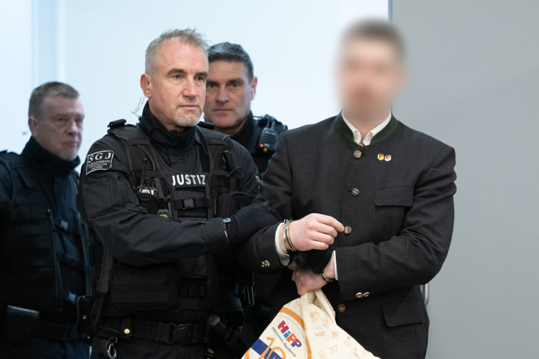 Один из обвиняемых по делу против восьми предполагаемых воинствующих неонацистов предстал перед Высшим региональным судом. Федеральная прокуратура приписывает их принадлежности к воинствующей неонацистской группировке «Саксонские сепаратисты»