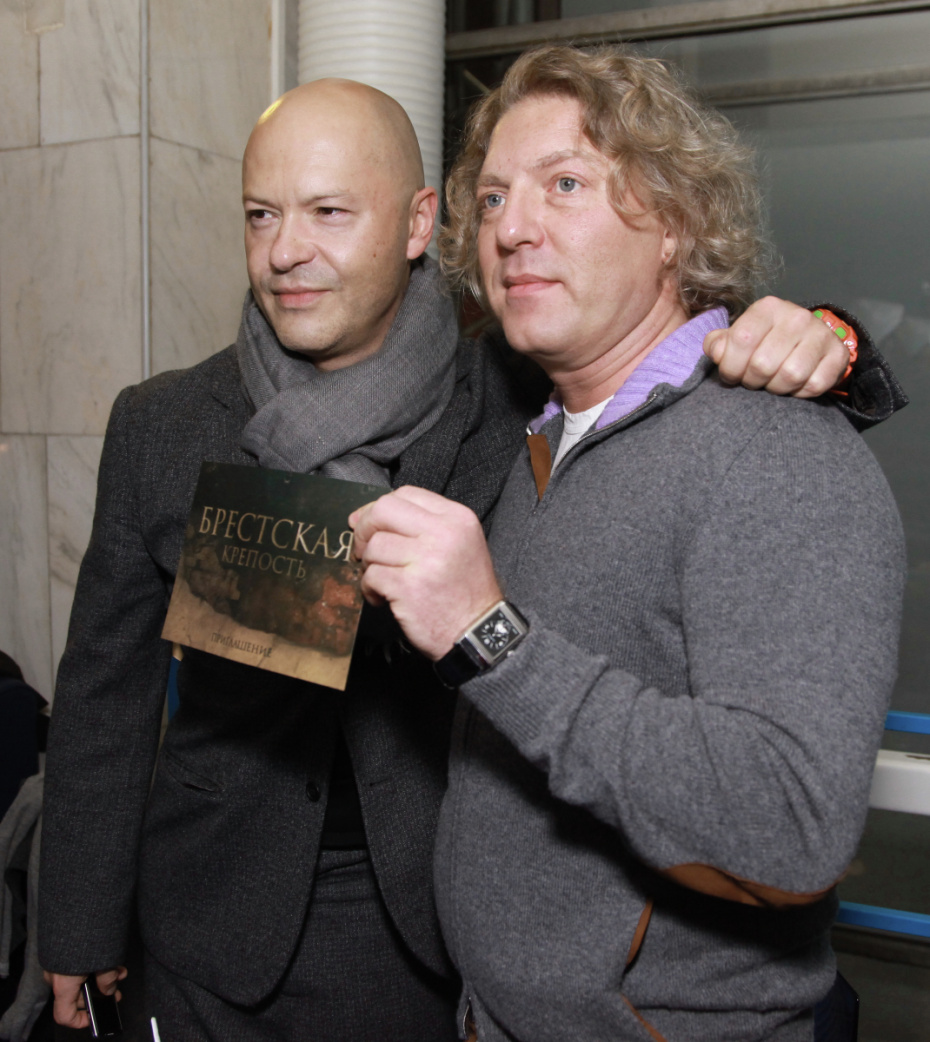 Федор Бондарчук и Александр Олейников (слева направо) в кинотеатре «Пушкинский» перед началом премьеры фильма режиссера Александра Котта «Брестская крепость», 2010 год