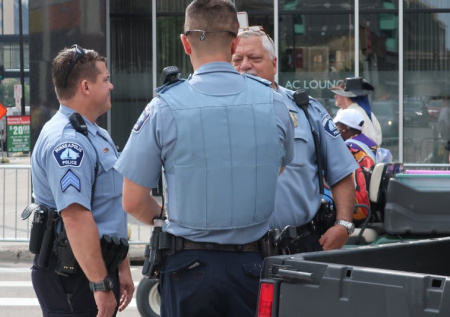 Агент ICE открыл огонь по вооруженному мужчине в Миннеаполисе