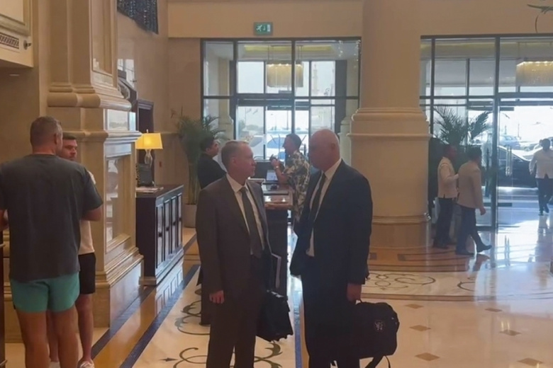 Участники российской делегации (в центре) после окончания трехсторонней встречи делегаций России, США и Украины в Абу-Даби