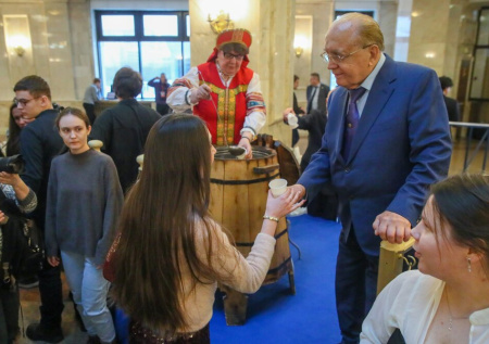 В МГУ в честь праздника разливали медовуху