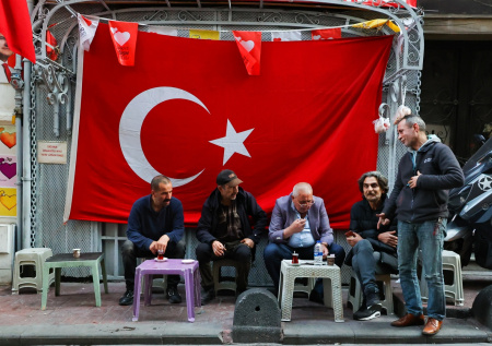 Больше половины жителей Турции проголосовали за досрочных выборы