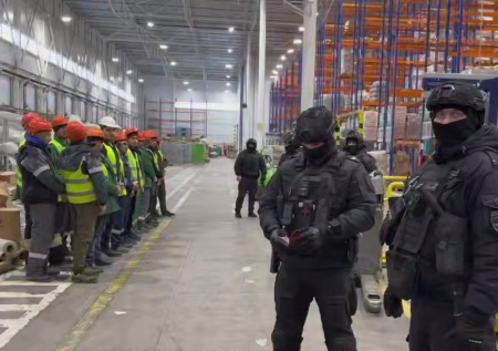 В Петербурге рейд по «Перекресткам» завершился задержаниями мигрантов