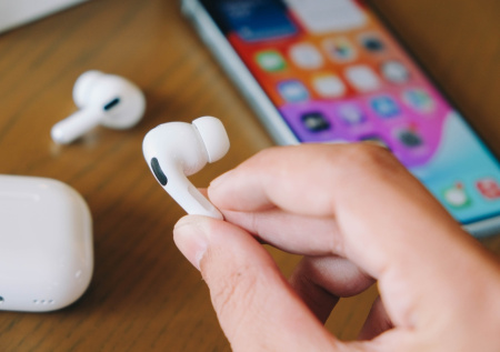 Женщина перепутала наушник с таблетками и проглотила его