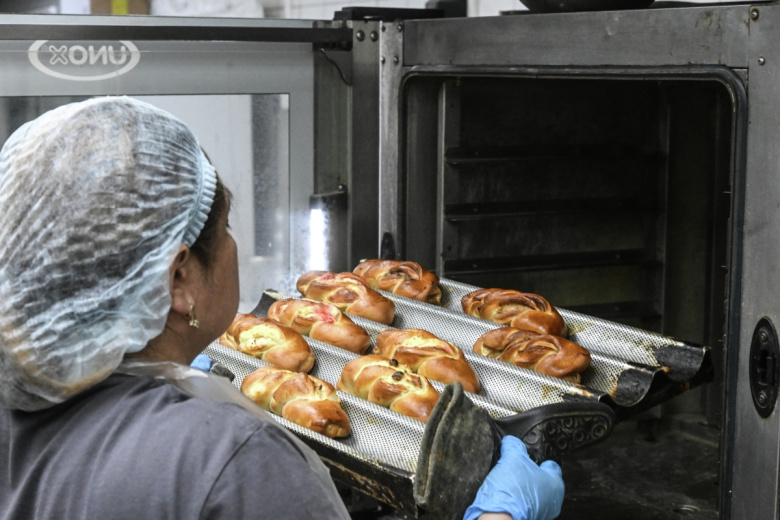 Работница пекарни «Машенька» в поселке Красково Московской области