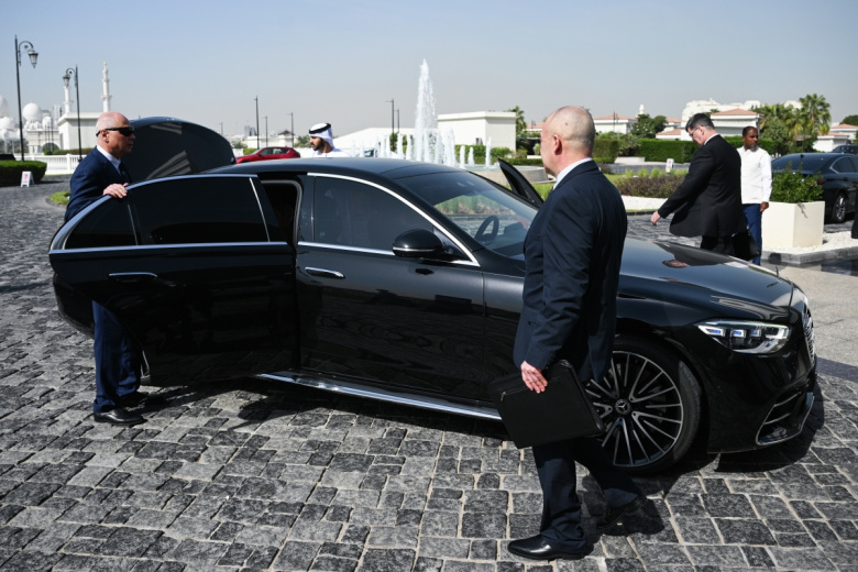 Выезд российской делегации из отеля для участия в трехсторонней встрече делегаций России, США и Украины в Абу-Даби