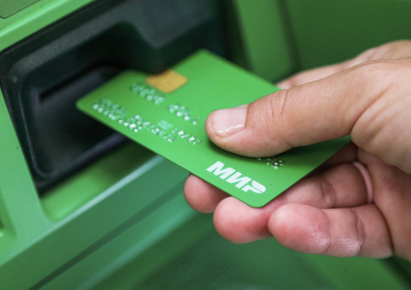 Россияне охладели к банковским картам