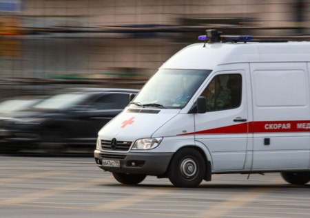 Жители Махачкалы спасли ребенка и мать из тонущей машины