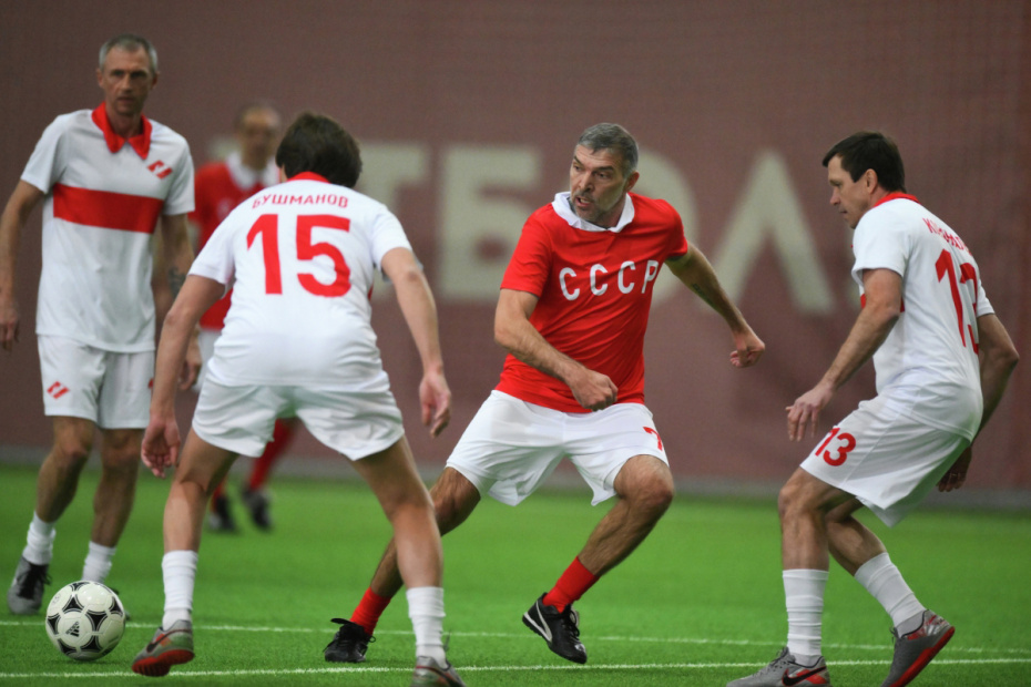 Евгений Бушманов («Спартак»), Альберт Саркисян (сборная СССР), Андрей Коновалов («Спартак») в матче легенд памяти Никиты Симоняна по футболу в Москве