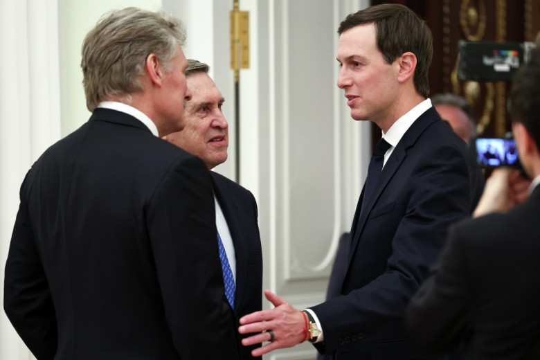 Пресс-секретарь президента РФ Дмитрий Песков, помощник президента РФ Юрий Ушаков и зять президента США Джаред Кушнер (слева направо) перед началом встречи с президентом РФ Владимиром Путиным в Москве
