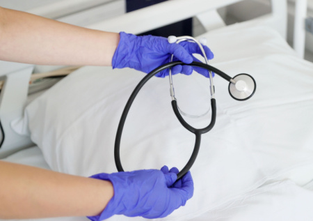 Младенец стал неизлечимым инвалидом из-за халатности врачей в Петербурге