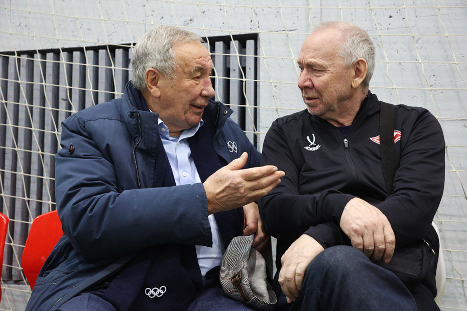 Президент Федерации тенниса России Шамиль Тарпищев (слева), ветеран «Спартака» Олег Романцев во время матча легенд памяти Никиты Симоняна по футболу в Москве