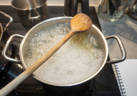 Деревянная ложка — ваш кухонный супергерой: как уберечь плиту от «убежавшего» супа