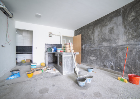 Россиянин затеял ремонт и сделал квартиру соседей опасной для жизни