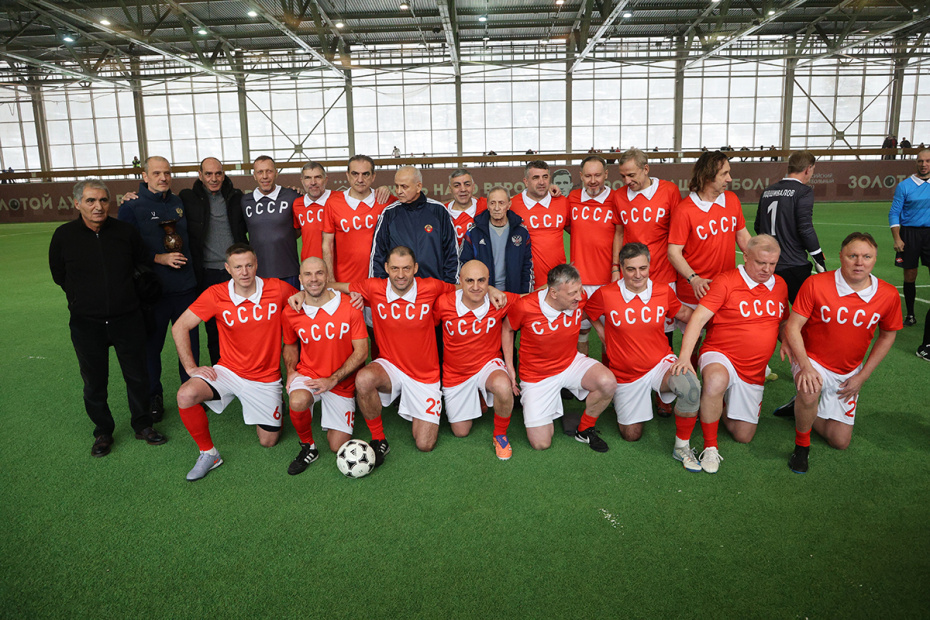 Игроки перед началом матча легенд памяти Никиты Симоняна между сборной СССР и «Спартаком» в Москве