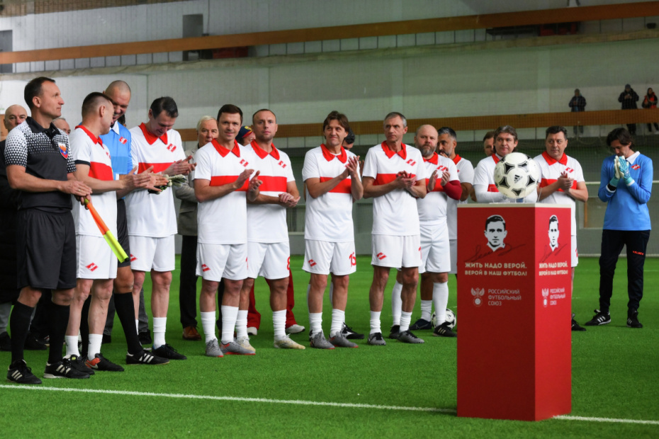 Игроки перед началом матча легенд памяти Никиты Симоняна между сборной СССР и «Спартаком» в Москве