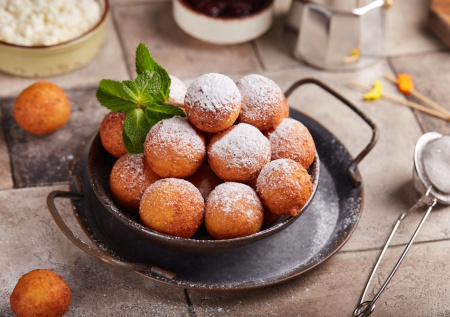 Идеальные пончики за 30 минут: молочные, пышные и нежные. Тесто поднимается на глазах — рецепт для ленивых