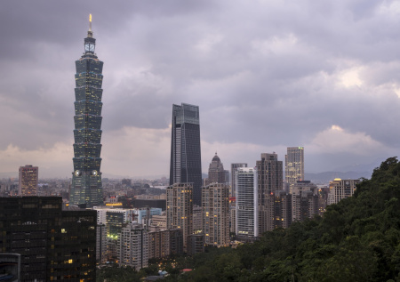 Американец покорил 500-метровый небоскреб без страховки