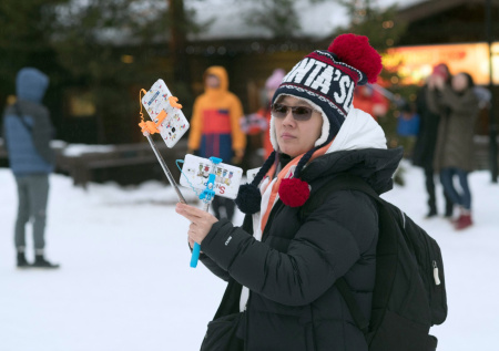 Волна ностальгии заставила россиян скупать фингерборды и селфи-палки