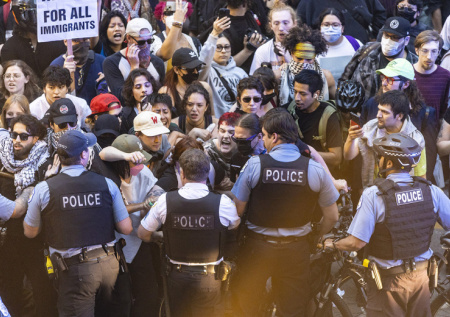 В центре Миннеаполиса протестующие строят баррикады от полиции