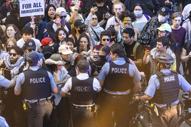 Протестующие и полиция в США