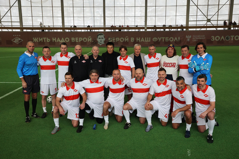 Игроки перед началом матча легенд памяти Никиты Симоняна между сборной СССР и «Спартаком» в Москве