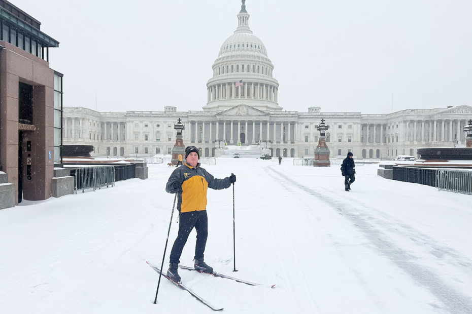 США, Вашингтон. Мужчина на лыжах в снегу перед Капитолием