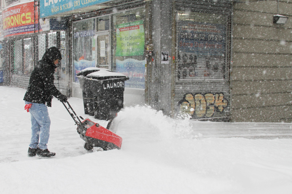 Более 245 миллионов американцев в Нью-Йорке столкнулись с сильным зимним штормом, который парализовал все вокруг и привел к скоплению льда, отмене рейсов, пустым улицам и холодной погоде