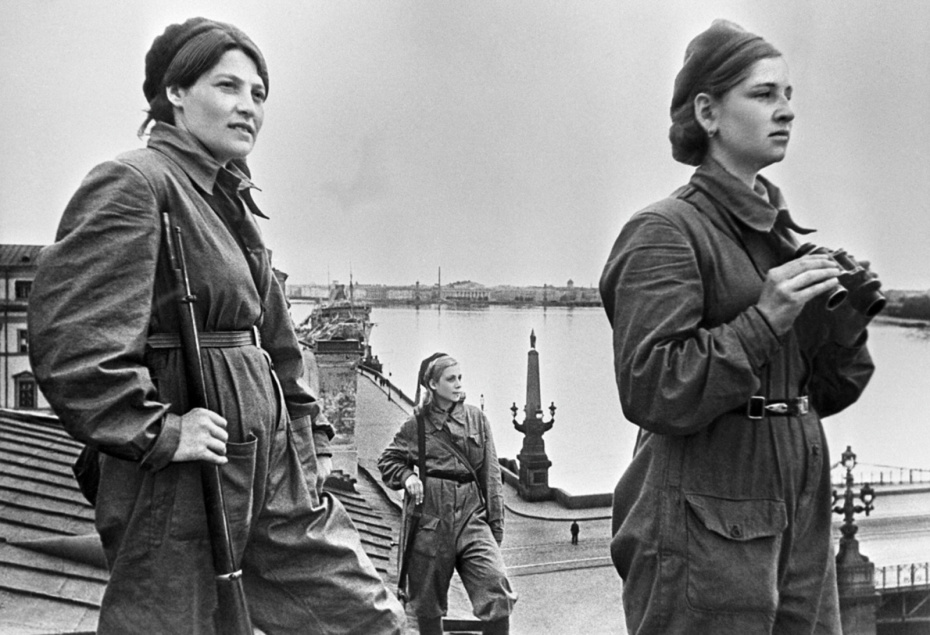 Девушки-бойцы местной противовоздушной обороны (МПВО) несут боевое дежурство на крыше дома № 4 по улице Халтурина (Миллионная), 1942 год