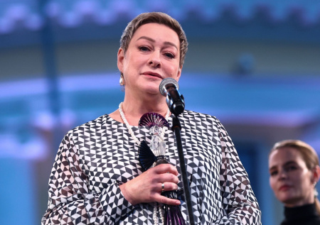 Директор Ароновой ответила на слухи о проблемах со здоровьем актрисы