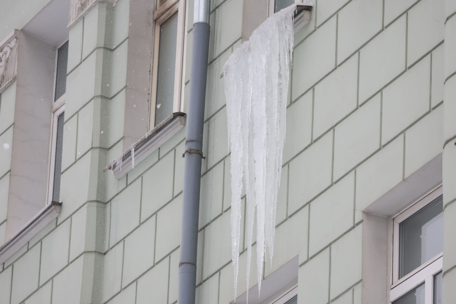 «Снег башка попадет»: что делать, если на вас или авто упал снег и сосульки