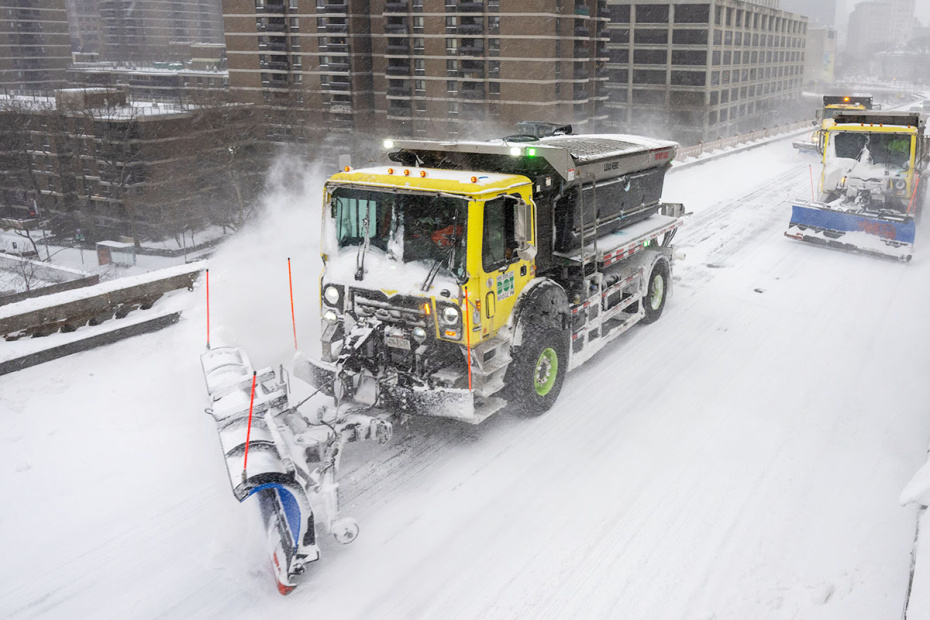 Снегоуборочные машины департамента транспорта Нью-Йорка расчищают от снега Бруклинский мост
