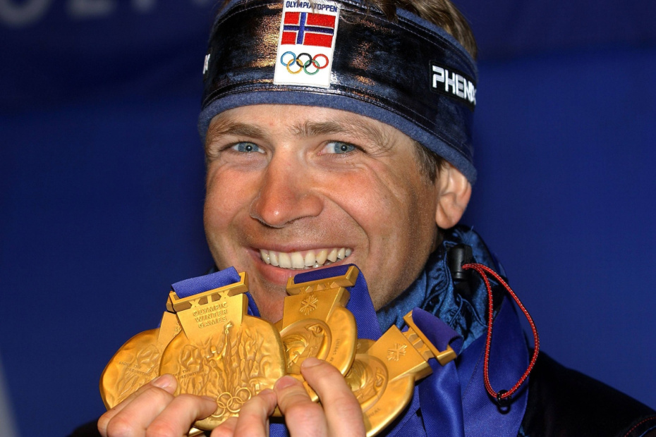 Уле-Эйнар Бьорндален позирует со своими золотыми медалями на Олимпийских играх в Солт-Лейк-Сити. 2002 год