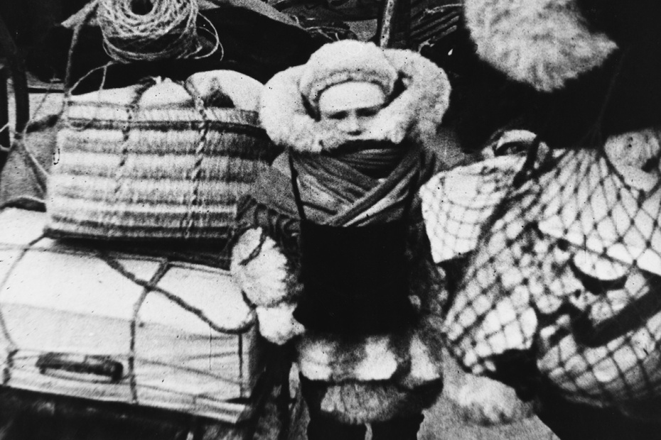 Ребенок перед эвакуацией через Ладогу. 1942 год