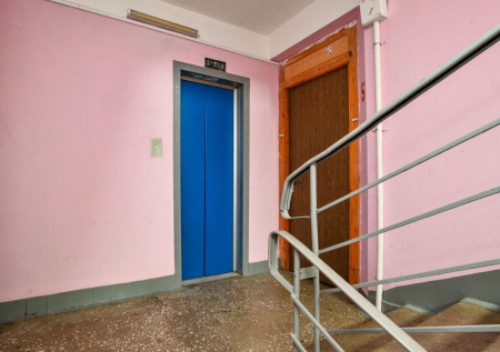 Россиянам объяснили, что делать при появлении запаха канализации в подъезде