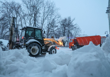 «Снег башка попадет»: что делать, если на вас или авто упал снег и сосульки