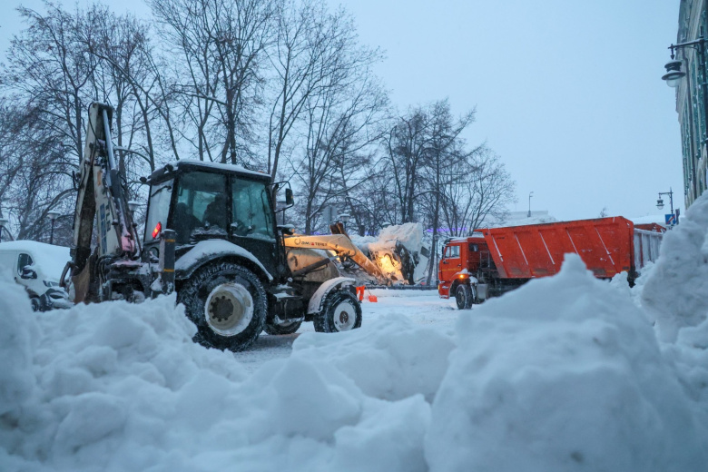 Упал снег или сосулька: куда звонить, кто виноват и как получить компенсацию