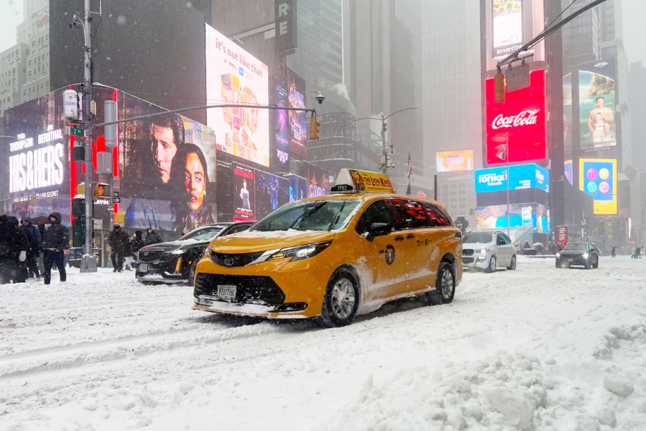 Снежный шторм в Нью-Йорке. Автомобили такси на заснеженной Таймс-сквер